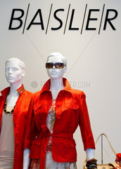 Berlin  Deutschland  Schaufensterpuppen im Basler Fashion Store in Steglitz
