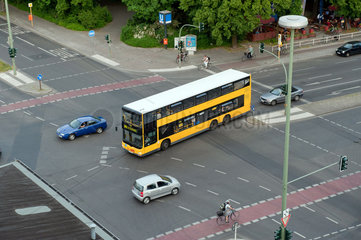 Berlin  Deutschland  Verkehr auf der Kreuzung Turmstr. Ecke Stromstr. in Berlin Moabit