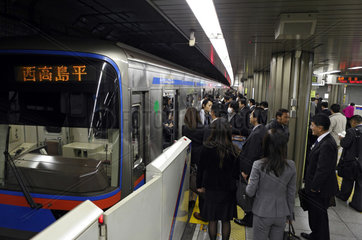 Tokio  Japan  Menschen auf einem U-Bahnsteig
