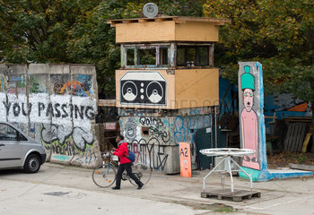 Berlin  Deutschland  Mauersegmente mit Graffiti in der Koepenicker Str. in Berlin-Mitte