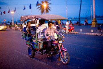 Phnom Penh  Kambodscha  Strassenszene mit Tuk-Tuk