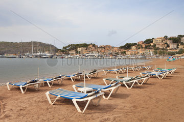 Port de Soller  Spanien  der Strand von Port de Soller auf Mallorca mit Liegestuehlen