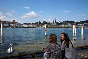Luzern  Schweiz  Frauen am Ufer des Vierwaldstaettersees