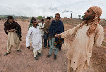 Islamabad  Pakistan  Maenner vor einer Ziegelbrennerei