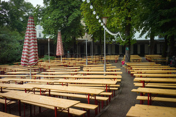 Berlin  Deutschland  regennasse Tische und Stuehle des Pratergartens