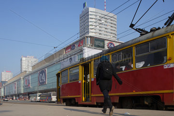 Warschau  Polen  Fahrgast und Strassenbahn in der Marszalkowska