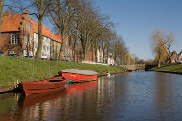 Friedrichstadt  Deutschland  Ruderboote am Ufer des Mittelburggraben