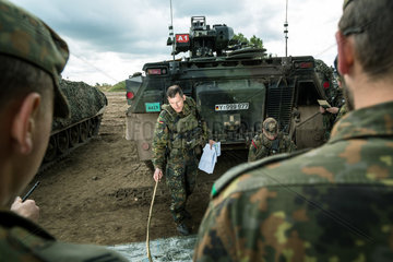 Gardelegen  Deutschland  Lagebesprechung einer Panzergrenadierkompanie