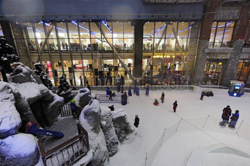 Dubai  Vereinigte Arabische Emirate  Menschen schauen in die Indoorskihalle Ski Dubai im Einkaufszentrum Mall of the Emirates