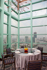 Bangkok  Thailand  das Restaurant im Hotel Chatrium Suites mit Blick auf die Skyline