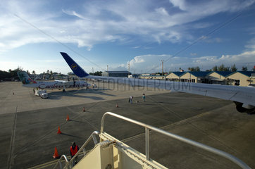 Crown Point  Trinidad und Tobago  Blick von einer Gangway auf das Flugfeld des Flughafens