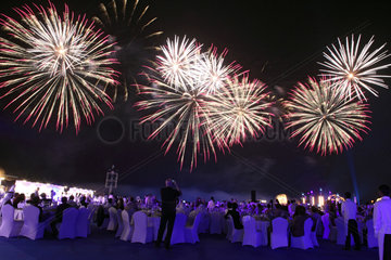Dubai  Vereinigte Arabische Emirate  Menschen beobachten ein Feuerwerk