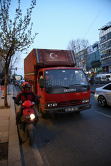 Istanbul  Tuerkei  Kleinlaster mit Arbeitern im Stau