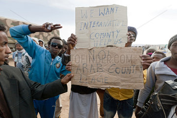 Ben Gardane  Tunesien  aufgebrachte Somalier im Fluechtlingslager Shousha