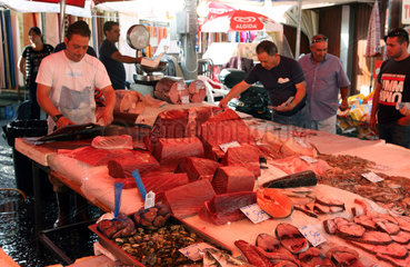 Catania  Italien  Fischstand auf einem Wochenmarkt