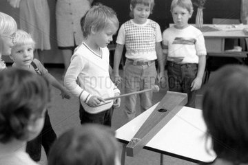 Berlin  DDR  kleiner Junge spielt in einem Kindergarten auf einer Monolina