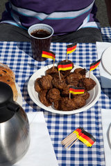 Bochum  Deutschland  gedeckter Tisch mit Frikadellen und Deutschlandfaehnchen