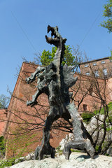 Krakau  Polen  eine Metallskulptur des sagenumwobenen Wawel-Drachens