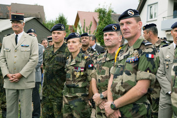 Breisach am Rhein  Deutschland  ein Bundeswehrsoldat unter franzoesischen Soldaten