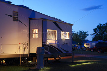 Gilford  USA  beleuchteter Wohnwagen auf dem Campingplatz am Lake Winnipesaukee