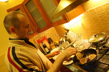 Posen  Polen  ein Mann bereitet das Mittagessen vor