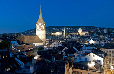 Zuerich  Schweiz  Stadtansicht mit dem Kirchturm der Peterskirche am Abend