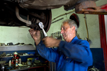 Posen  Polen  Auswechslung einer Bremsscheibe in einer Citroen-Werkstatt