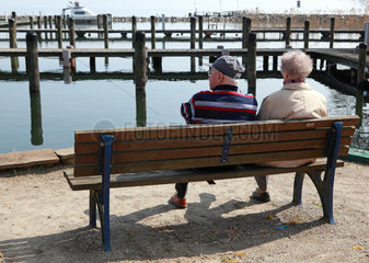 Klink  Deutschland  Mann und Frau sitzen auf einer Bank an einem See