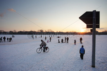 Berlin  Deutschland  Schlittschuhlaeufer auf dem zugefrorenen Rummelsburger See
