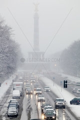 Berlin  Deutschland  schneebedeckte Strasse des 17. Juni in Berlin-Tiergarten