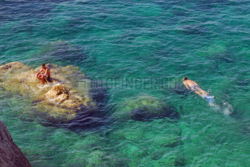 Portoferraio  Italien  Touristen baden in der Bucht Sansone