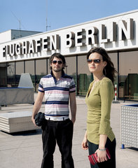 Berlin  Deutschland  Paerchen der Generation Billig-Flug