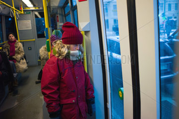 Berlin  Deutschland  ein Maedchen faehrt alleine mit einer Strassenbahn