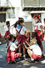 Havanna  Kuba  Schuelerinnen und Schueler spielen in der Pause