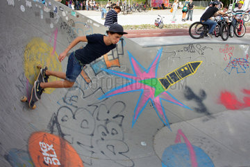 Berlin  Deutschland  Jugendlicher faehrt Skateboard im Park am Gleisdreieck in Berlin-Kreuzberg