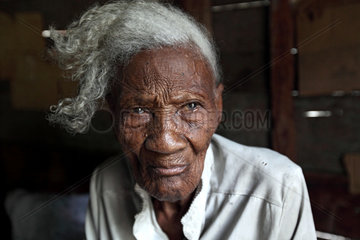Leogane  Haiti  Portraet einer alten Frau in einem Fluechtlingslager