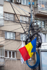 Bukarest  Rumaenien  rumaenische Fahne und Kabelsalat