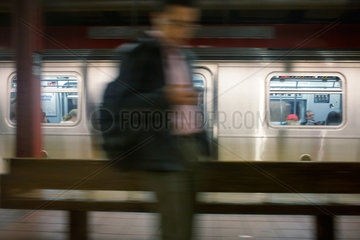 New York City  USA  fahrende Zuege der Subway in Manhattan