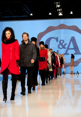 Duesseldorf  Deutschland  Models praesentieren auf der C&A-Modenschau die Herbst- und Wintermode