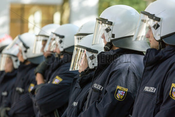 Saarbruecken  Deutschland  Bereitschaftspolizisten bei einer Demonstration