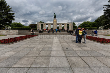 Berlin  Deutschland  Kranzniederlegung am Sowjetischen Ehrenmal im Tiergarten