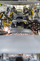 Wolfsburg  Deutschland  VW-Werk  Schweissroboter im Rohbau  Schweissstrasse