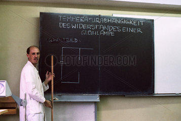 Berlin  DDR  Physiklehrer erlaeutert an der Tafel ein Schaltbild