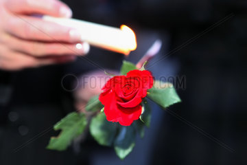 Berlin  Deutschland  Friedenssymbole  brennende Kerze und rote Rose