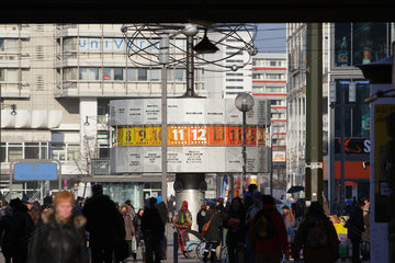 Berlin  Deutschland  Passanten an der Urania-Weltzeituhr am Alexanderplatz
