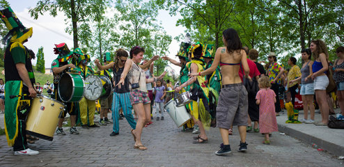 Berlin  Deutschland  Sambaabend im Mauerpark