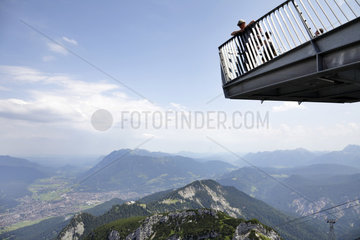 Alpspitze  Deutschland  Besucher der Ausscihtsplattform AlpspiX