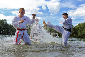 Emstal  Deutschland  Maenner bei einem Taekwondo-Kurs im Wasser