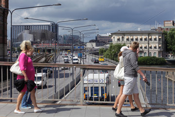 Stockholm  Schweden  Passanten ueberqueren die Stadtautobahn Cantralbron
