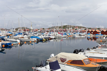 Skaerhamn  Schweden  Sportboothafen mit Segelbooten